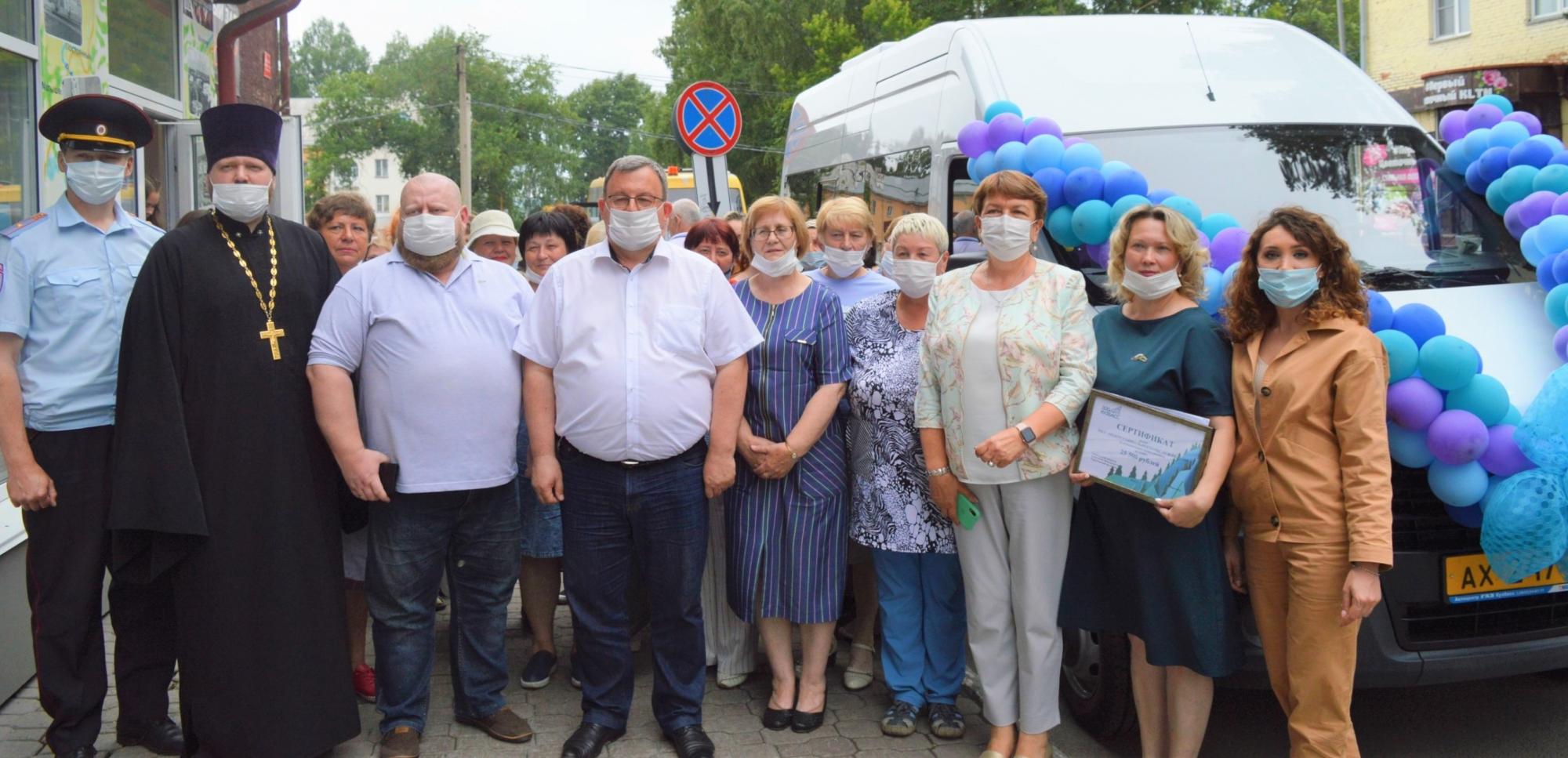 Разрез Тайлепский подарил Центру социального обслуживания сертификат на чехлы для нового автобуса