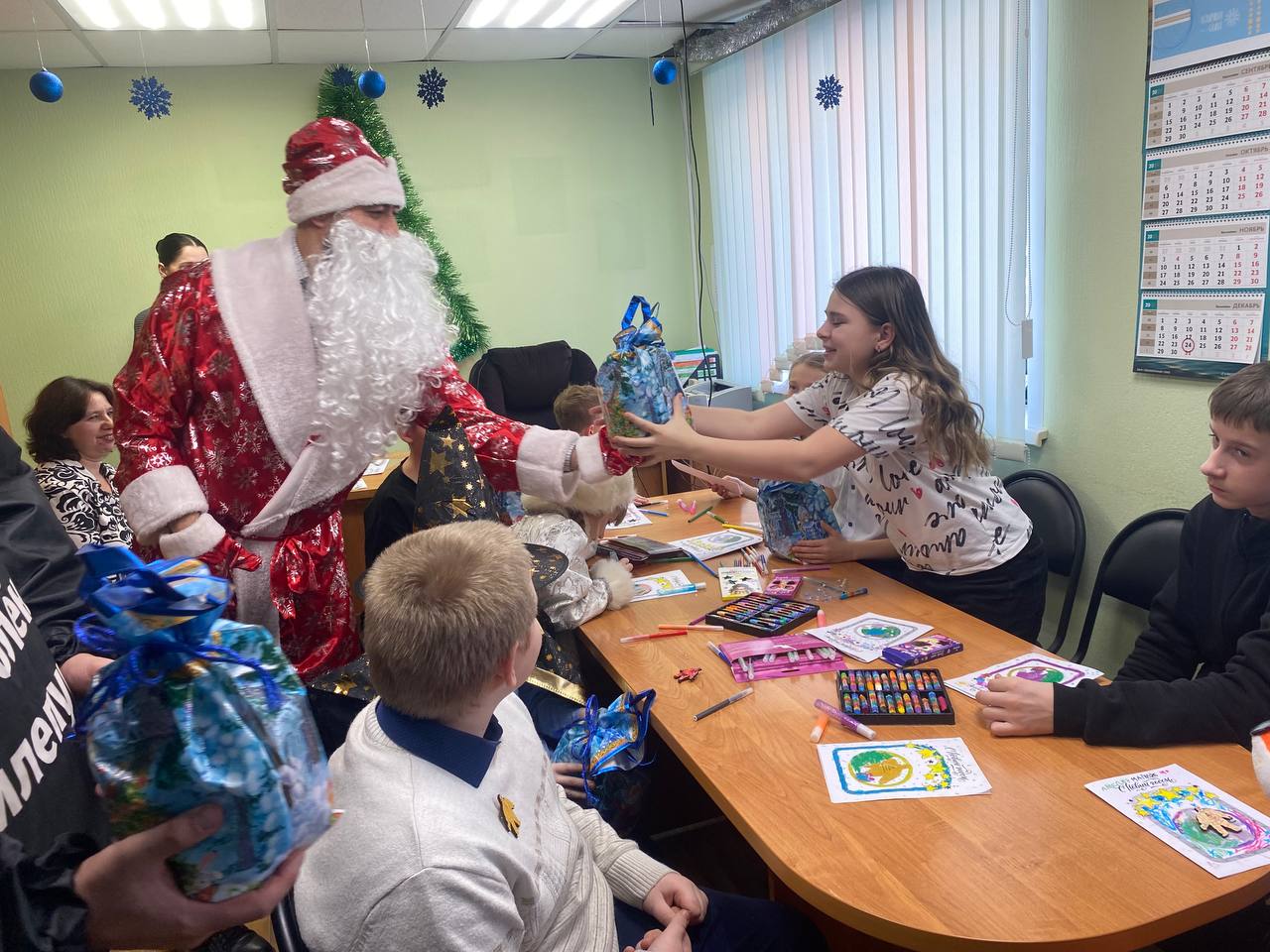 «Разрез Тайлепский» подарил предновогоднюю сказку воспитанникам Центра помощи семье и детям Калтана