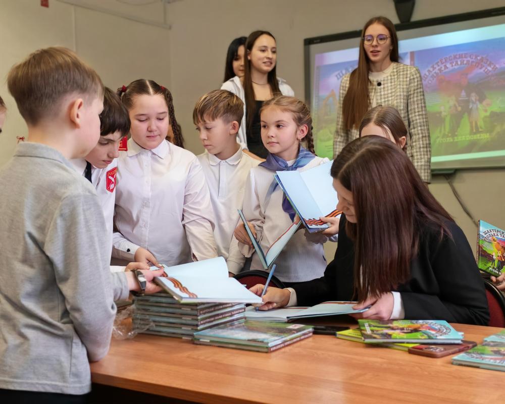 «Разрез Тайлепский» организовал творческую встречу школьников Калтана с писательницей Натальей Шицкой 