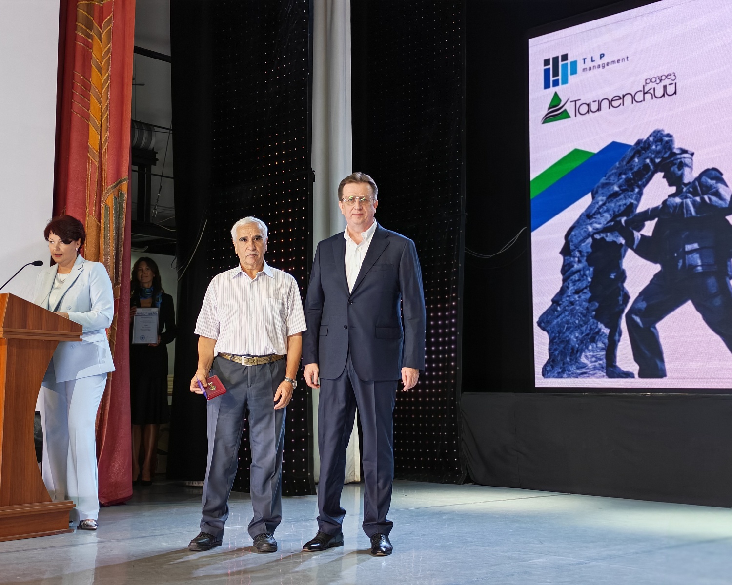 Сотрудников «Разреза Тайлепский» наградили накануне Дня Шахтеров