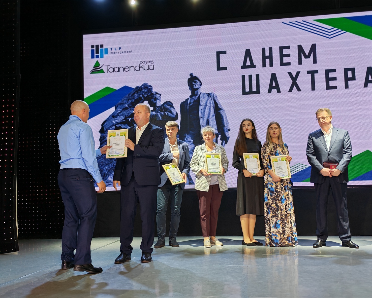 Сотрудников «Разреза Тайлепский» наградили накануне Дня Шахтеров